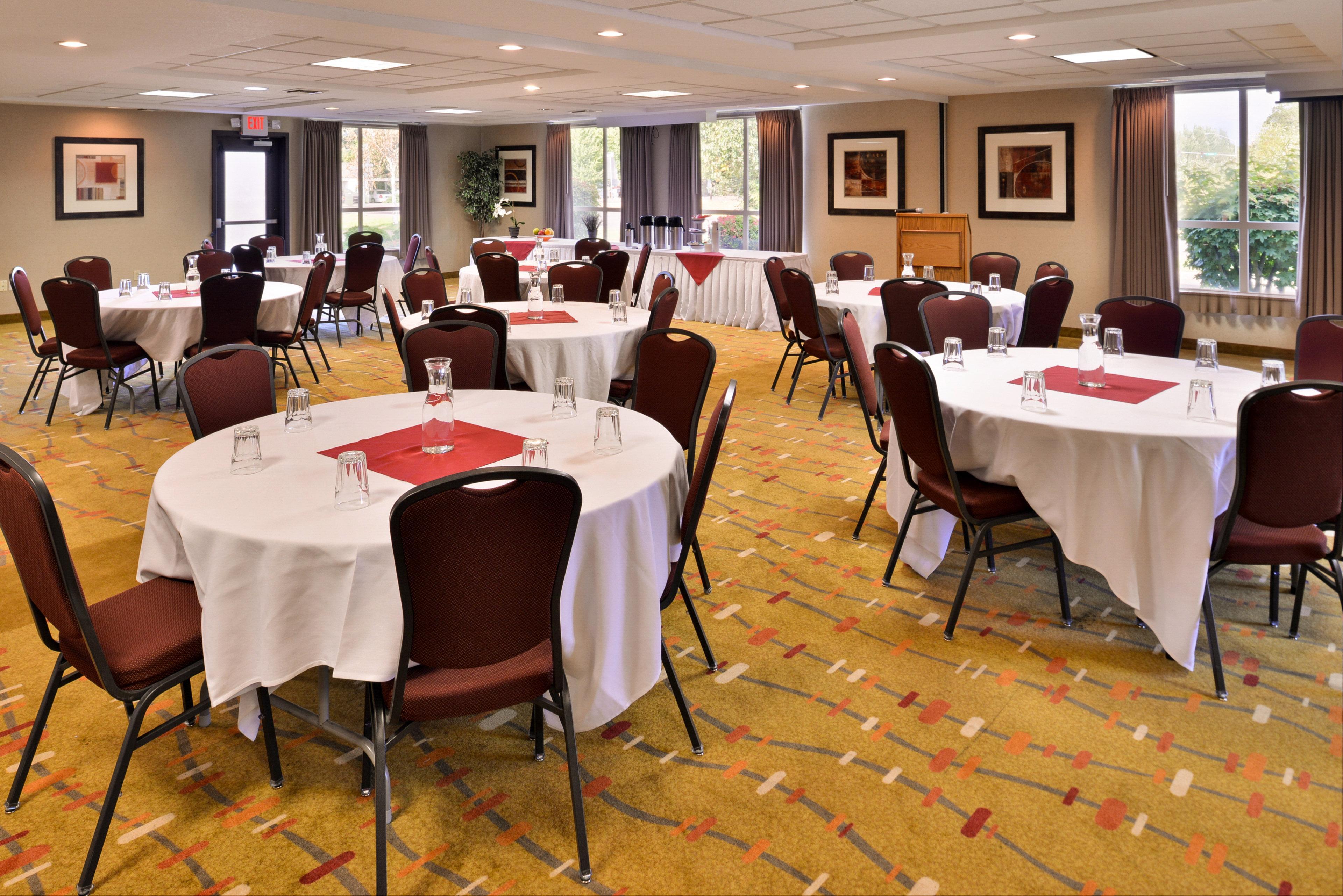 Holiday Inn Express Hotel & Suites Albany By Ihg Exterior foto